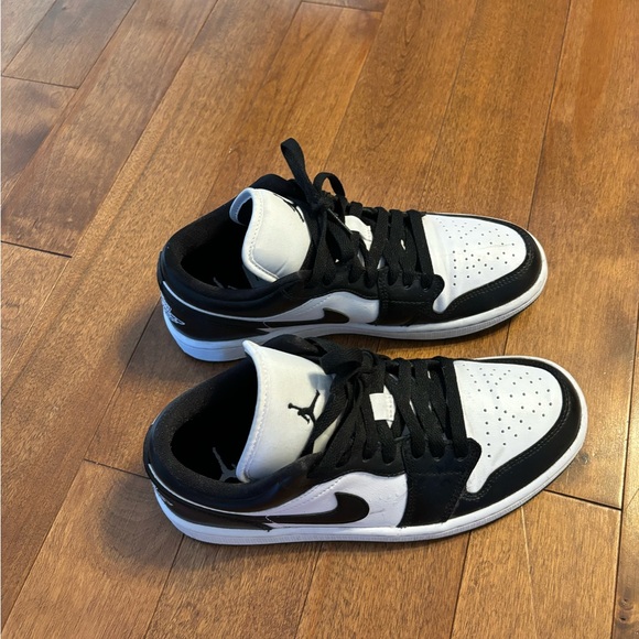 Air Jordan shoes. Black/white. Leather. Size 7.5 - Picture 2 of 3